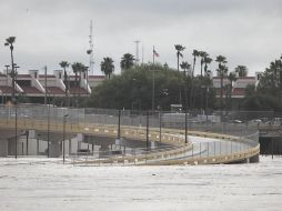 Dos puentes transfronterizos que conectan Tamaulipas con Texas cerraron ante el aumento en el nivel del río Bravo. AP  /