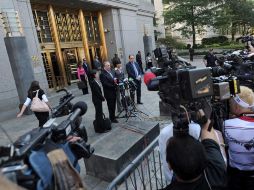 El abogado de uno de los agentes rusos que serán trasladados a su país, habla con la prensa en Nueva York. EFE  /