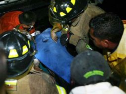 En el rescate del accidentado participaron bomberos de Tlaquepaque y Zapopan. ARCHIVO  /