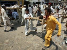 Los habitantes de la localidad de Yakaghand de Mohmand tratan de auxiliar a loa heridos. REUTERS  /