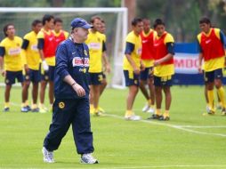 El director técnico del América, Manuel Lapuente, dirige a su equipo durante el entrenamiento. JAMMEDIA  /