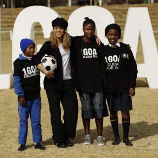 Shakira convive en una reunión con niñas africanas