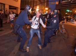 La condena activó protestas violentas; varios manifestantes dañaron y robaron negocios. La Policía arrestó a decenas de personas. EFE  /