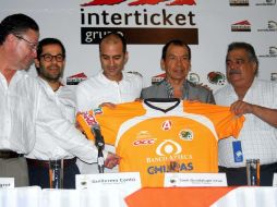 Guillermo Cantú (c) y José Guadalupe Cruz (c) nuevo entrenador de Jaguares, durante su presentación. MEXSPORT  /