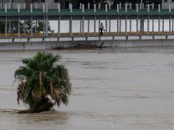 El nivel del agua quedó a centímetros de inundar el puente internacional entre Nuevo Laredo, Tamaulipas, y Laredo, Texas. AP  /
