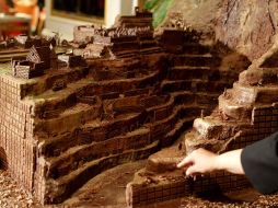 La escultura lleva 120 kilos de chocolates amargo y blanco. REUTERS  /