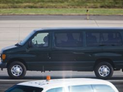 El vehículo transporta a los cuatro ciudadanos rusos que llegaron procedentes de Viena. EFE  /