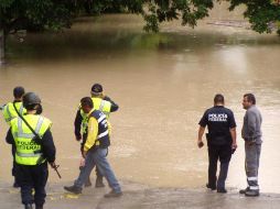 Policías federales apoyan a pobladores de Nuevo Laredo, donde el desbordamiento del río Bravo causa inundaciones. EL UNIVERSAL  /