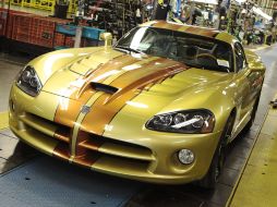 un Dodge Viper color dorado, con franjas pintadas en tono bronce sobre su carrocería. ESPECIAL  /