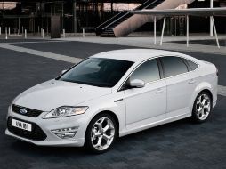 Mondeo se presenta con formas más suaves, que se notan en el diseño de los faro. ESPECIAL  /