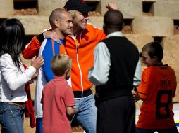 Wesley Sneijder se toma fotos con aficionados holandeses, que acudieron al hotel de concentración. GETTY IMAGES SPORT  /