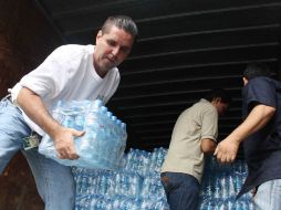 Como apoyo a la población afectada por el huracán 'Alex', el DIF envió a Monterrey 25 mil 920 litros de agua embotellada. A. HINOSOJA  /