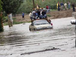 Habitantes de Santa Cruz Amilpas, Oaxaca, abandonan sus viviendas y llevan consigo algunos bienes. EL UNIVERSAL  /