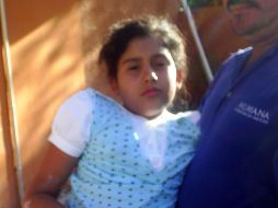 Imagen de una de las niñas que fue rescatada por pescadores tras tres días de estar sujeta a un árbol. EFE  /