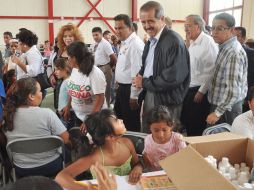 José Ángel Córdova hizo una supervisión de acciones para evitar brotes de enfermedadese en el albergue Monte Cristal en Monterrey. NTX  /