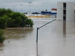 Vecinos de Nuevo Laredo observan los daños que dejaron las inundaciones. Hacía 39 años que el Río Bravo no crecía como ayer. AP  /