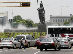 La instalación de Abate en las fuentes de la ciudad es como medida de prevención contra el dengue.  ARCHIVO  /