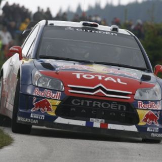 Loeb se mantiene al frente