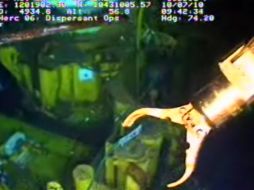 La empresa BP sigue realizando trabajos en la base de la plataforma accidentada. AP  /