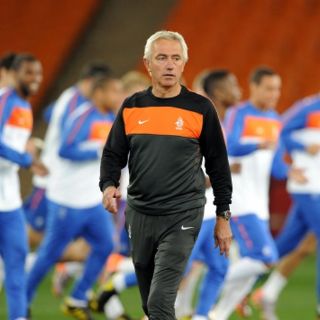 Van Marwijk: España ha jugado mejor que nosotros
