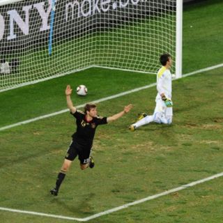 Müller y Forlán marcan quinto gol