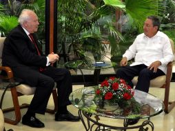 El ministro español de Asuntos Exteriores, Miguel Ángel Moratinos y el presidente de Cuba, Raúl Castro. REUTERS  /