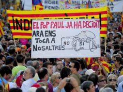 El pulpo Paul  ya ha decidido, ahora nos toca a nosotros'  se lee en carteles por la independencia de Cataluña. AP  /