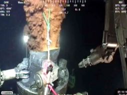 La petrolera pretende colocar un nuevo tapón este lunes. EFE  /