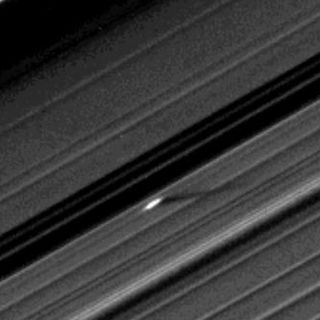 Encuentran pequeñas lunas incrustadas en anillos de Saturno