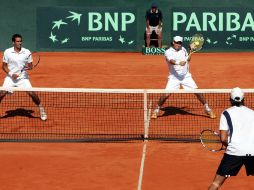 Bruno Rodríguez (izq) y Miguel Reyes (centro) de México ganaron en tres sets a los representantes de Paraguay. EFE  /