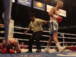 El 'Español' Álvarez necesitó de menos de tres minutos para noquear a Alfredo Treviño. S. NÚÑEZ  /