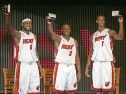 LeBron James, Dwyane Wade y Chris Bosh recibieron las llaves de la ciudad de Miami durante su presentación. REUTERS  /