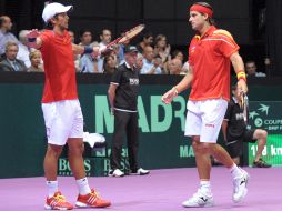El tenista español Feliciano López (der.) se lamenta ante su compañero Fernando Verdasco. EFE  /