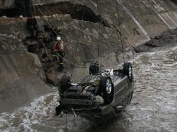 Las labores de rescate de los cuerpos y la extracción de la camioneta del canal duraron más de 12 horas. M. PATIÑO  /