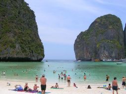 La playa Phi Phi, en Tailandia, ha tenido una importante alza en turismo en la última década, tras la película ''The beach''. ESPECIAL  /