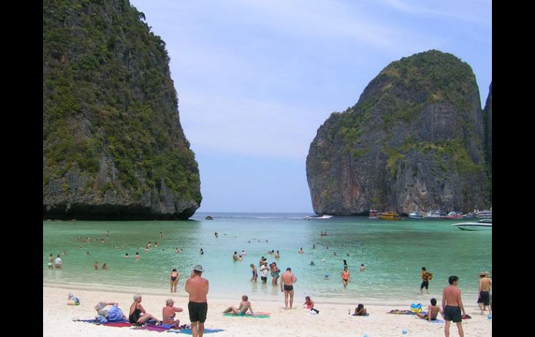 La playa Phi Phi, en Tailandia, ha tenido una importante alza en turismo en la última década, tras la película ''The beach''. ESPECIAL  /