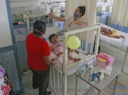 El Antiguo Hospital Civil atiende a 46 menores de edad que padecen insuficiencia renal crónica. S. NUÑEZ  /