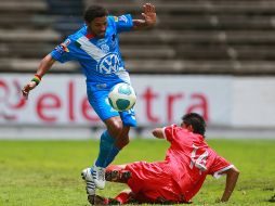 Nicolás Olivera intenta quitarse la barrida de Hugo García durante el juego de ayer. JAMMEDIA  /