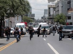 Decenas de policías coparon la Avénida Pino Suárez, en el centro de Monterrey, en donde se regristó la balacera. NTX  /