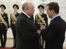 El presidente ruso, Dmitry Medvedev (derecha), recibe al jefe de los servicios de Inteligencia ruso, Mikhail Fradkov, en Moscú. AP  /