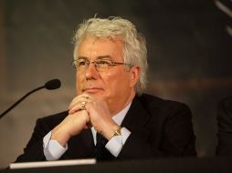 Follett cuenta las vicisitudes de cinco familias interrelacionadas. SITIO  /