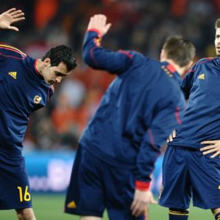 Los jugadores salen a calentar