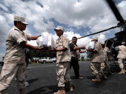 Militares de la Marina Armada de México recargan víveres, en Coahuila, para llevarlos a las zonas que se encuentran incomunicadas. EFE  /