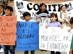 Activistas protestaron frente de la sede de la Liga Mayor de Béisbol. ESPECIAL  /