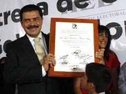 Francisco Olvera recibió del Instituto Estatal Electoral, la constancia de mayoría como gobernador electo de Hidalgo. EL UNIVERSAL  /