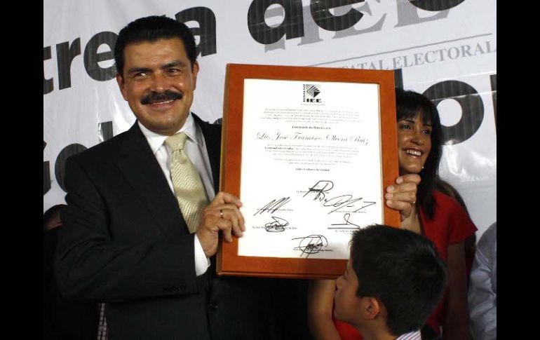 Francisco Olvera recibió del Instituto Estatal Electoral, la constancia de mayoría como gobernador electo de Hidalgo. EL UNIVERSAL  /