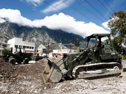 Con máquinas se trabaja en la remoción de escombros en Santa Catarina, Nuevo Léon, tras los destrozos causados por las lluvias. REUTERS  /