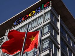 La bandera roja ondea en el edificio matriz de Google en China. AP  /