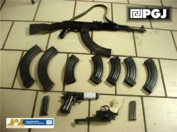 El auto y las armas fueron utilizadas para cometer el plagio. ESPECIAL  /