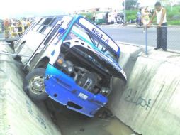 Imagen del camión volcado en el accidente de Tlajomulco. O. RUVALCABA  /